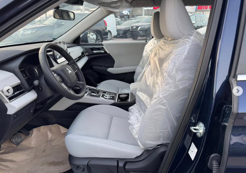 2025 Mitsubishi Outlander High Line 2.5 Litres 4 Cylinders Petrol Engine Black White SUV