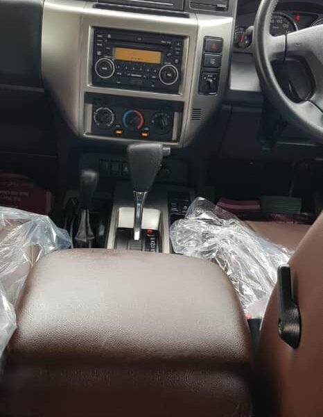 2016 Nissan Patrol ST Safari 4.8 Liters 6-cylinder Petrol Engine White Brown SUV