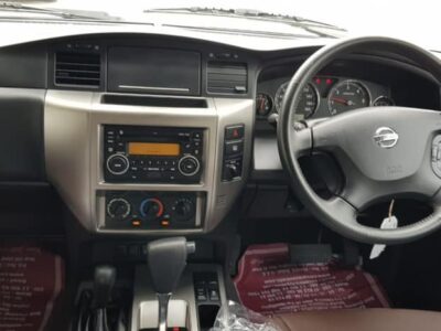 2016 Nissan Patrol ST Safari 4.8 Liters 6-cylinder Petrol Engine White Brown SUV