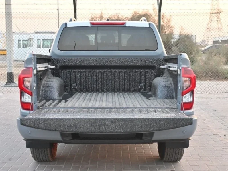2025 Nissan Navara DC 2.5 Litres 4-cylinder Diesel Engine Grey Black Pick-up Truck