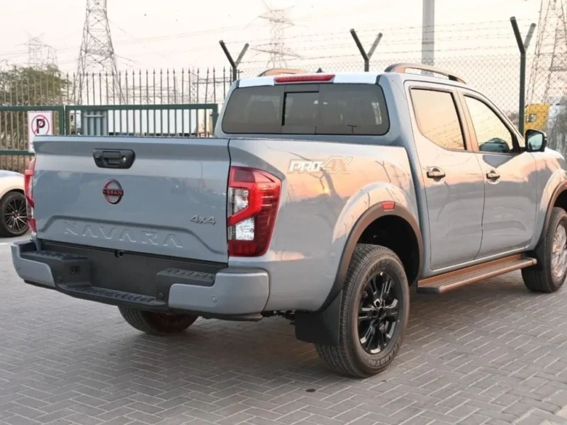 2025 Nissan Navara DC 2.5 Litres 4-cylinder Diesel Engine Grey Black Pick-up Truck