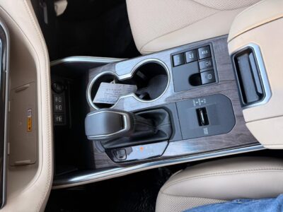 2024 Toyota Highlander Hybrid Platinum 2.5 Litre 4-Cylinder Engine Silver Beige SUV GCC