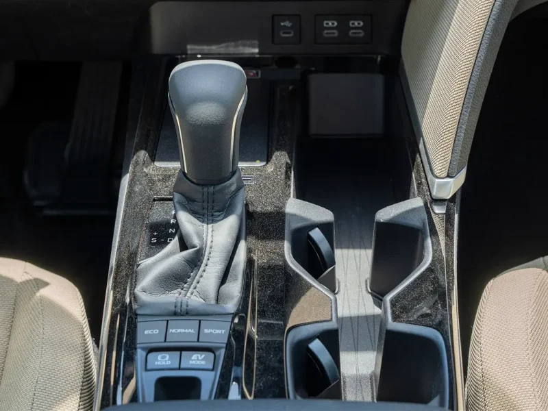 2025 Toyota Camry LE 2.5 Litres 4-Cylinder Hybrid Engine Grey Beige Sedan GCC Specs
