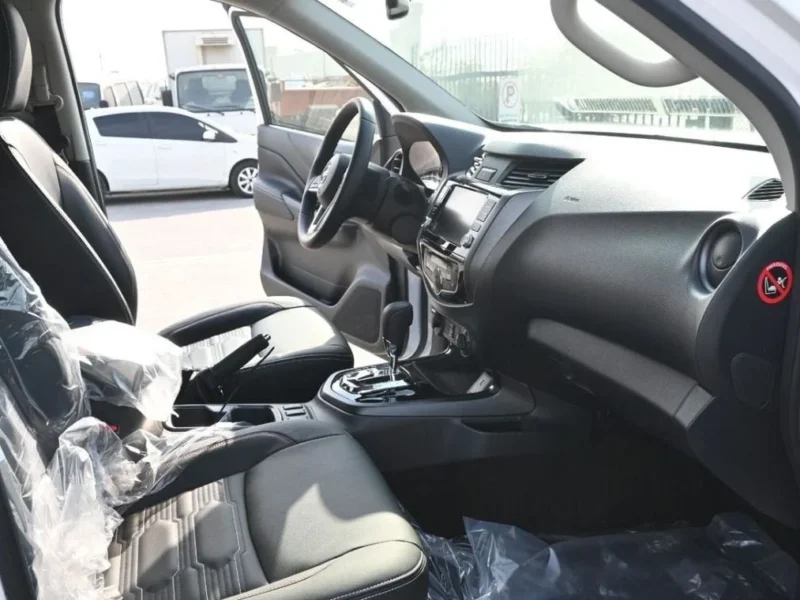 2025 Nissan Navara DC 2.5 Litres 4-cylinder Diesel Engine Grey Black Pick-up Truck