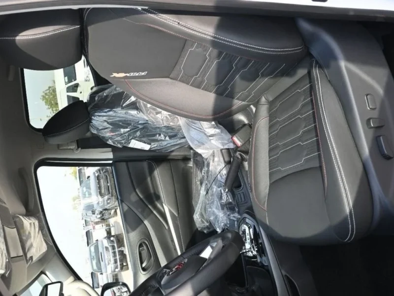 2025 Nissan Navara DC 2.5 Litres 4-cylinder Diesel Engine Grey Black Pick-up Truck