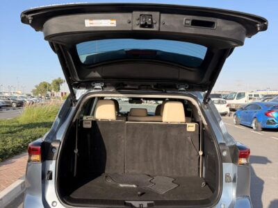 2024 Toyota Highlander Hybrid Platinum 2.5 Litre 4-Cylinder Engine Silver Beige SUV GCC