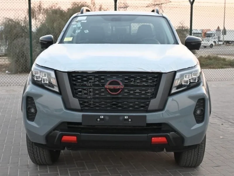 2025 Nissan Navara DC 2.5 Litres 4-cylinder Diesel Engine Grey Black Pick-up Truck