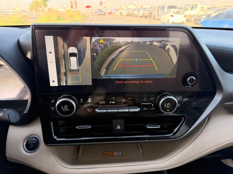 2024 Toyota Highlander Hybrid Platinum 2.5 Litre 4-Cylinder Engine Silver Beige SUV GCC