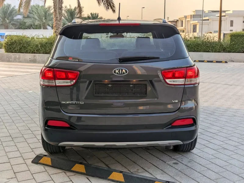 2016 Kia Sorento EX 3.3-liter V6 Petrol Engine Grey White SUV GCC Specs