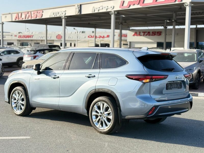 2024 Toyota Highlander Hybrid Platinum 2.5 Litre 4-Cylinder Engine Silver Beige SUV GCC