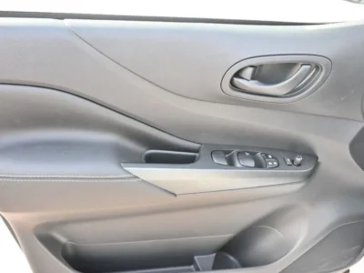 2025 Nissan Navara DC 2.5 Litres 4-cylinder Diesel Engine Grey Black Pick-up Truck