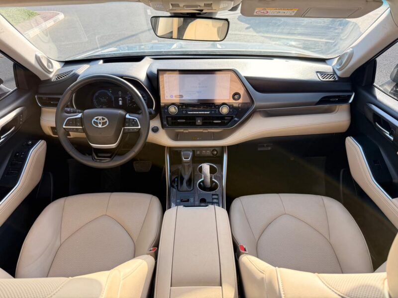 2024 Toyota Highlander Hybrid Platinum 2.5 Litre 4-Cylinder Engine Silver Beige SUV GCC