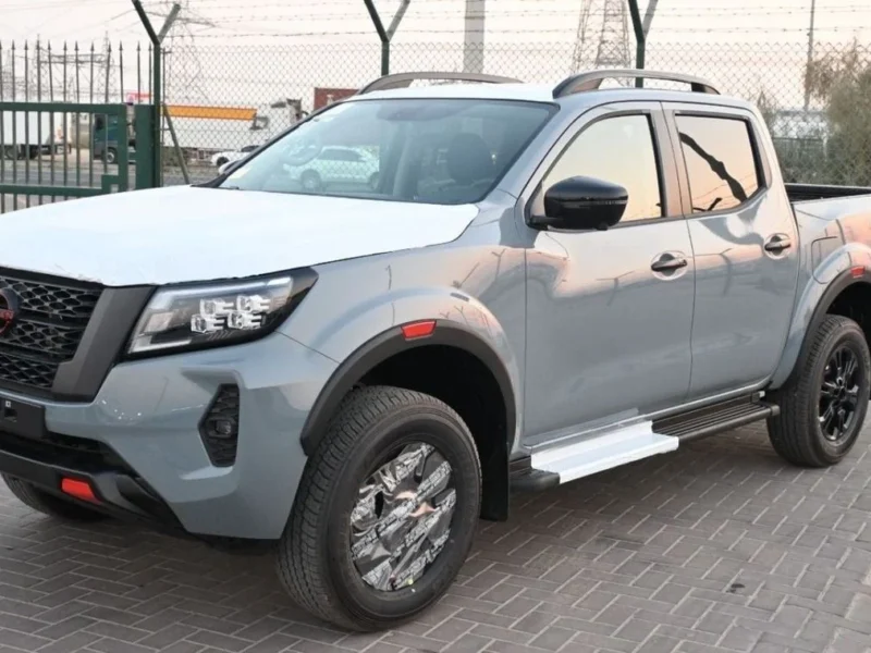 2025 Nissan Navara DC 2.5 Litres 4-cylinder Diesel Engine Grey Black Pick-up Truck