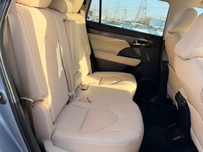 2024 Toyota Highlander Hybrid Platinum 2.5 Litre 4-Cylinder Engine Silver Beige SUV GCC