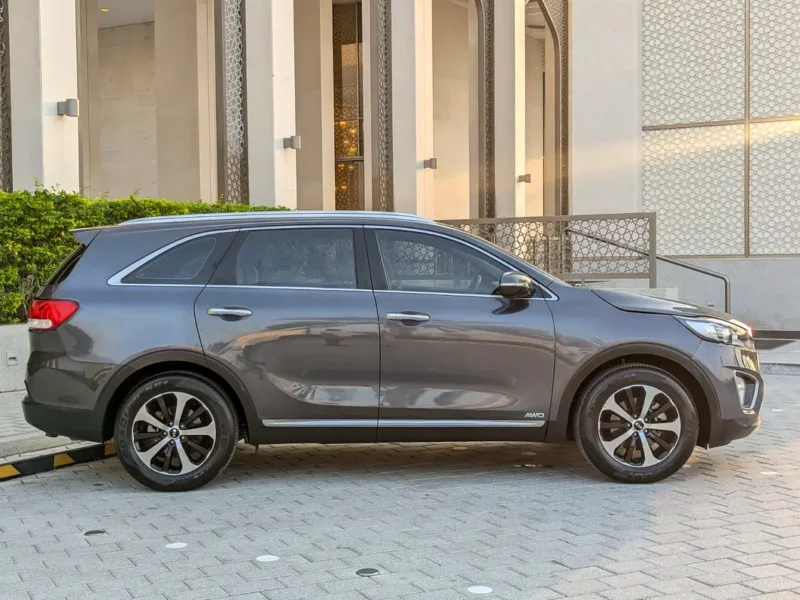 2016 Kia Sorento EX 3.3-liter V6 Petrol Engine Grey White SUV GCC Specs