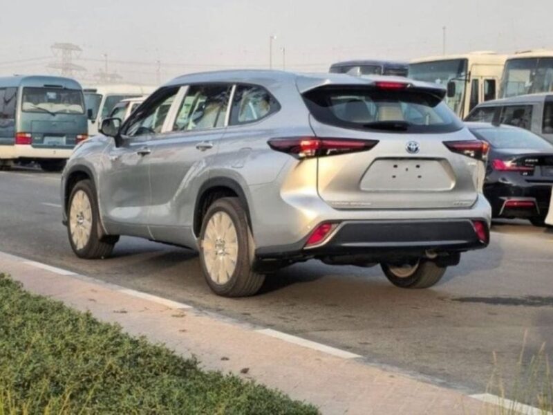 2024 Toyota Highlander Limited 2.5 Litres 4 Cylinders Hybrid Engine Silver Beige SUV