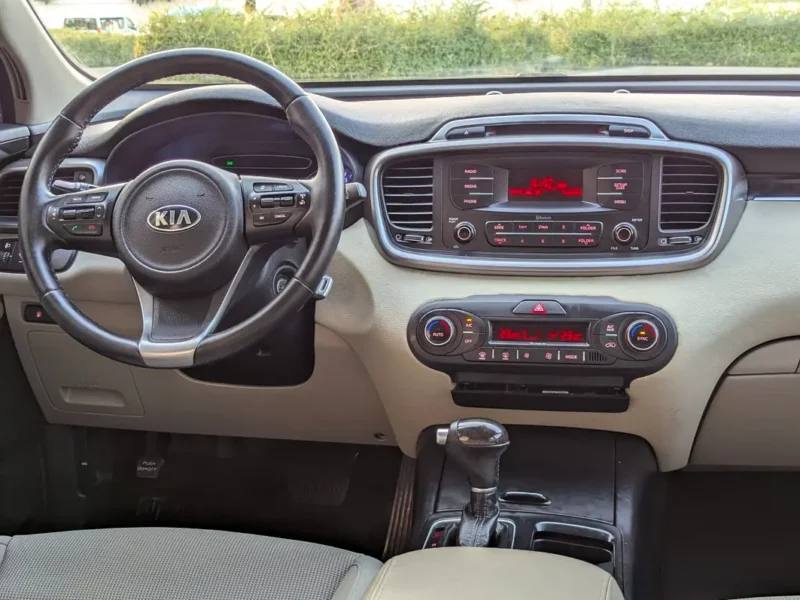 2016 Kia Sorento EX 3.3-liter V6 Petrol Engine Grey White SUV GCC Specs