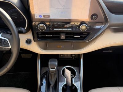 2024 Toyota Highlander Hybrid Platinum 2.5 Litre 4-Cylinder Engine Silver Beige SUV GCC