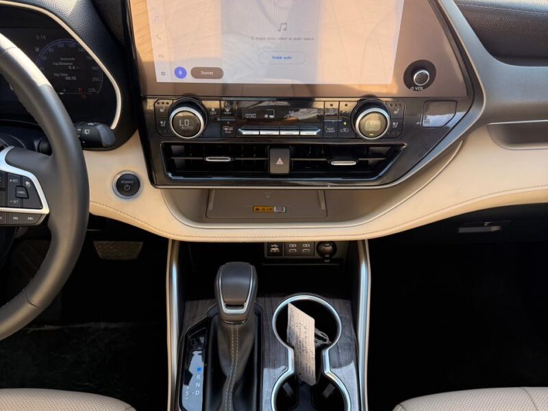 2024 Toyota Highlander Hybrid Platinum 2.5 Litre 4-Cylinder Engine Silver Beige SUV GCC