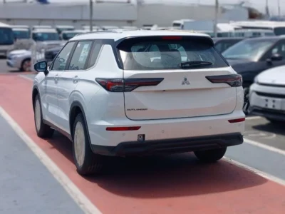 2026 Mitsubishi Outlander M-Line 2.5L 4-cylinder Petrol Engine White Grey SUV GCC Specs