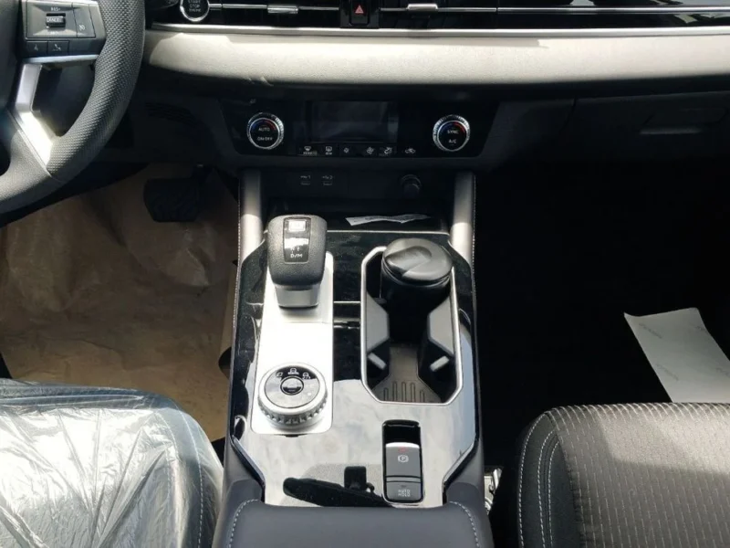 2026 Mitsubishi Outlander M-Line 2.5L 4-cylinder Petrol Engine White Grey SUV GCC Specs