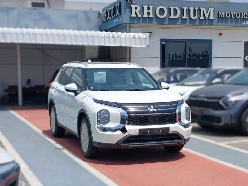 2026 Mitsubishi Outlander M-Line 2.5L 4-cylinder Petrol Engine White Grey SUV GCC Specs