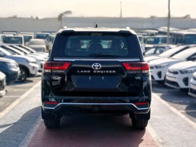 2025 Toyota Land Cruiser LC300 VX 3.3-liter twin-turbo V6 Diesel Engine Black SUV GCC Specs