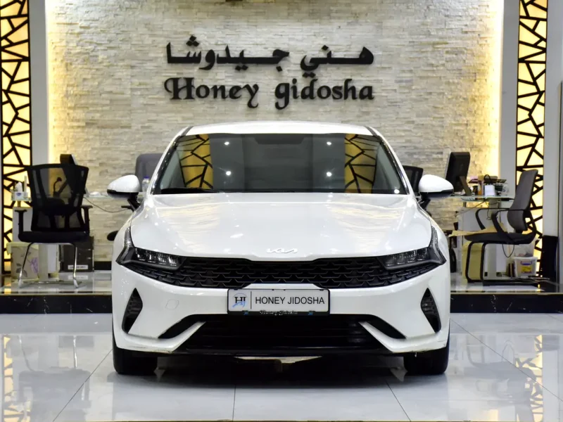 2022 Kia K5 GDI 2.5 Liters 4-Cylinder Petrol Engine White Beige Sedan GCC Specs