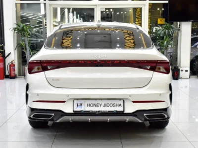 2022 Kia K5 GDI 2.5 Liters 4-Cylinder Petrol Engine White Beige Sedan GCC Specs