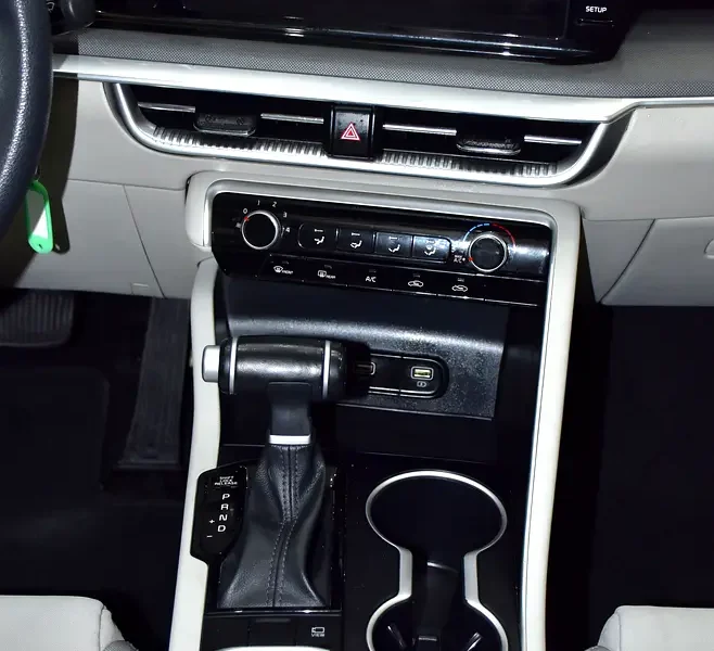 2022 Kia K5 GDI 2.5 Liters 4-Cylinder Petrol Engine White Beige Sedan GCC Specs