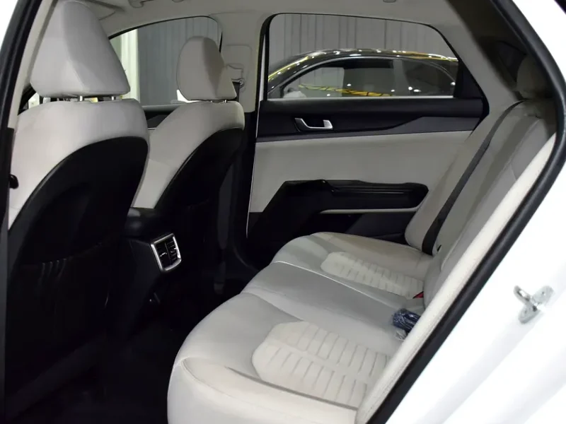 2022 Kia K5 GDI 2.5 Liters 4-Cylinder Petrol Engine White Beige Sedan GCC Specs