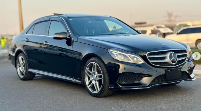 2016 Mercedes-Benz E300 2.0 Liters 4 Cylinders Petrol Engine Black Luxury Sedan RWD