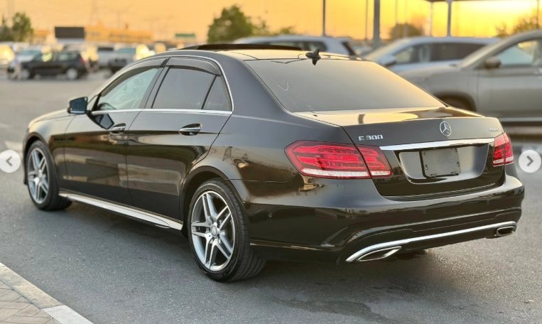 2016 Mercedes-Benz E300 2.0 Liters 4 Cylinders Petrol Engine Black Luxury Sedan RWD