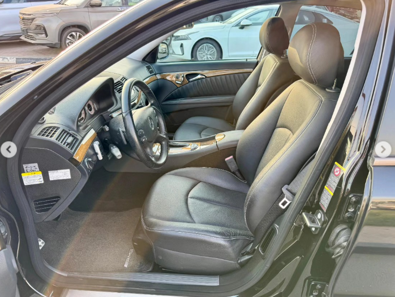 2008 Mercedes-Benz E550 5.5-liter V8 Petrol Engine Black Luxury Sedan RWD