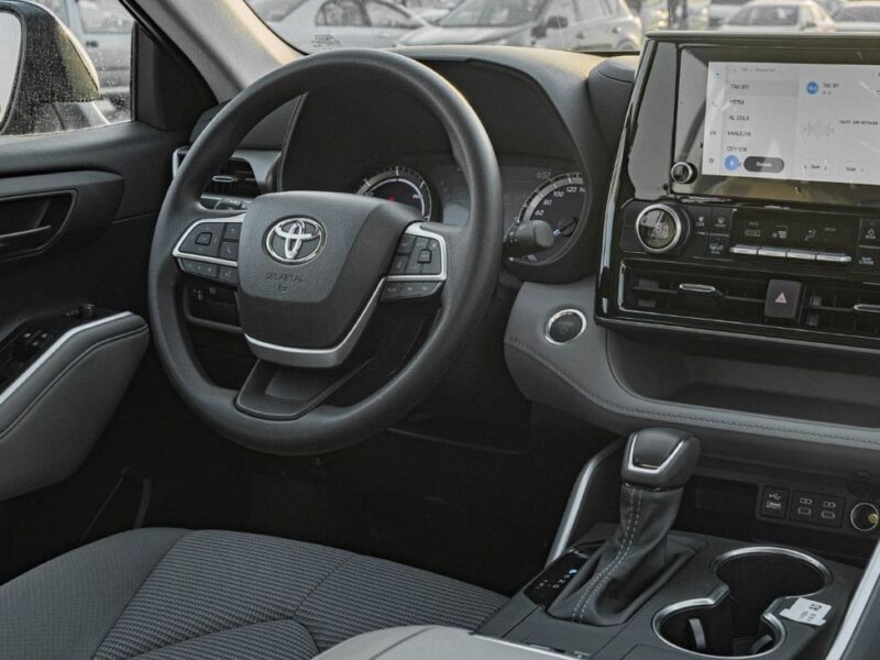 2026 Toyota Highlander LE 2.5L 4-Cylinder Hybrid Engine Silver Black SUV Automatic GCC