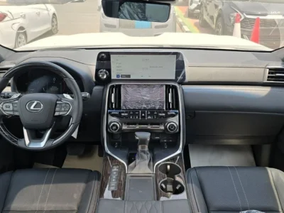 2026 Lexus LX600 VIP 3.5-liter V6 twin-turbocharged Petrol Engine Black SUV GCC Specs