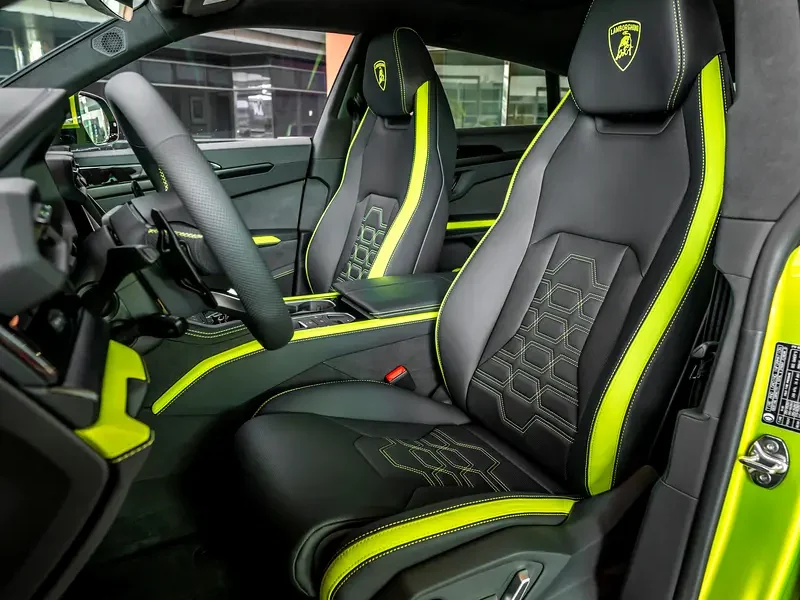 2025 Lamborghini Urus SE 4.0-liter twin-turbo V8 Petrol Engine Yellow Green Black SUV