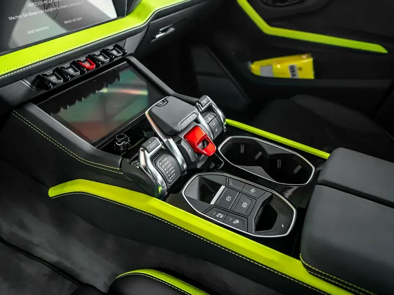 2025 Lamborghini Urus SE 4.0-liter twin-turbo V8 Petrol Engine Yellow Green Black SUV