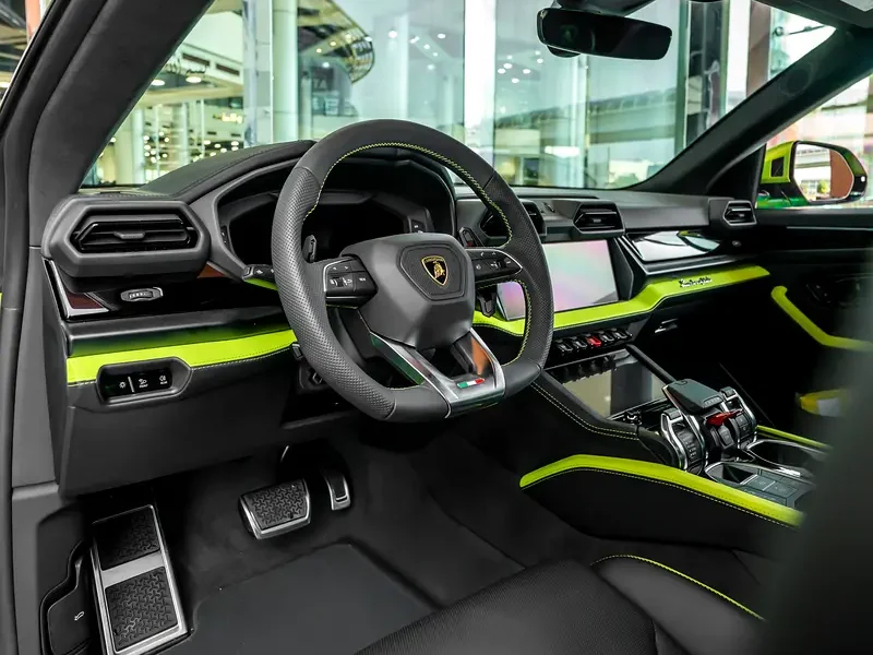 2025 Lamborghini Urus SE 4.0-liter twin-turbo V8 Petrol Engine Yellow Green Black SUV