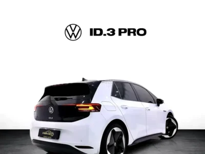 2022 Volkswagen ID.3 Pro Electric Vehicle White Black Hatchback 350 - 450 KM