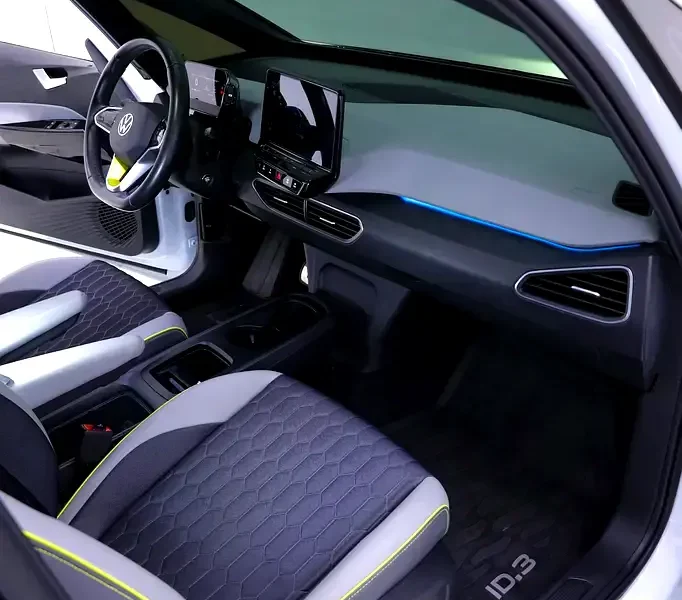 2022 Volkswagen ID.3 Pro Electric Vehicle White Black Hatchback 350 - 450 KM