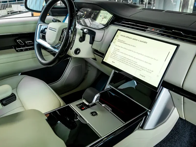 2025 Land Rover Range Rover Vogue HSE 4.4-liter Twin-Turbo V8 Engine Black White SUV