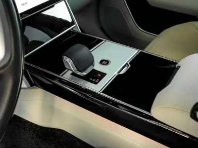 2025 Land Rover Range Rover Vogue HSE 4.4-liter Twin-Turbo V8 Engine Black White SUV