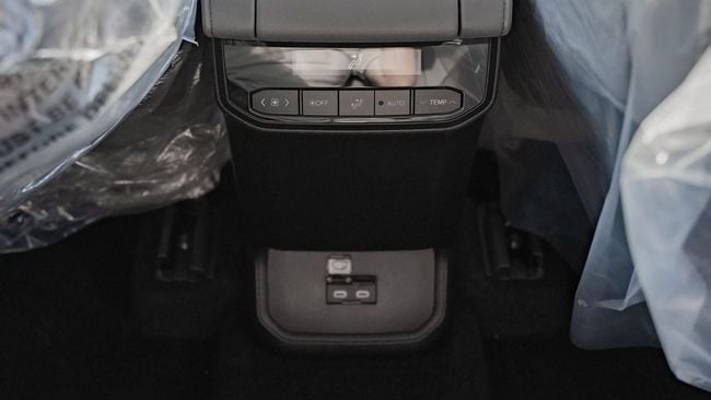 2026 Toyota Highlander LE 2.5L 4-Cylinder Hybrid Engine Black Grey SUV