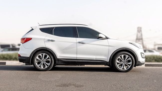 2016 Hyundai Santa Fe 3.3 Litres V6 Petrol Engine White Black SUV GCC Specs