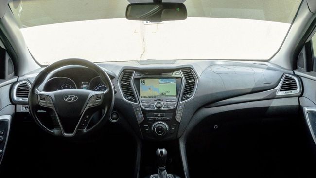 2016 Hyundai Santa Fe 3.3 Litres V6 Petrol Engine White Black SUV GCC Specs