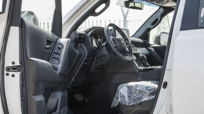 2026 Toyota Land Cruiser GXR 4.0 Litres V6 Petrol Engine White Black SUV GCC Specs