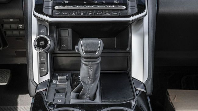 2026 Toyota Land Cruiser GXR 4.0 Litres V6 Petrol Engine White Black SUV GCC Specs