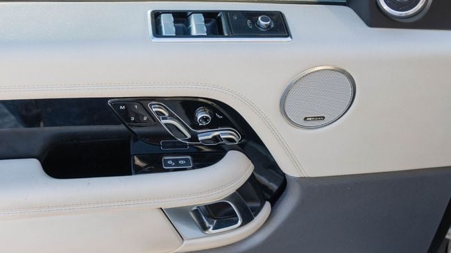 2020 Land Rover Range Rover Vogue 5.0-liter V8 Supercharged Engine White Beige SUV