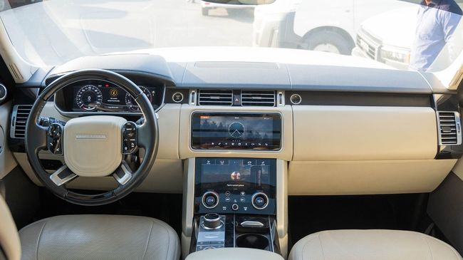 2020 Land Rover Range Rover Vogue 5.0-liter V8 Supercharged Engine White Beige SUV